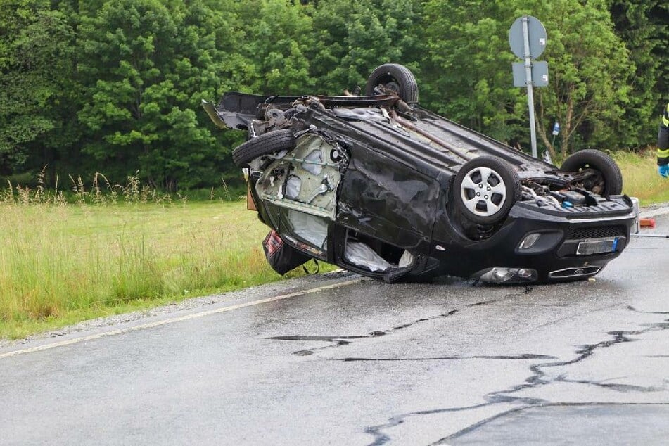 Eines der Autos überschlug sich aufgrund der Wucht des Aufpralls.