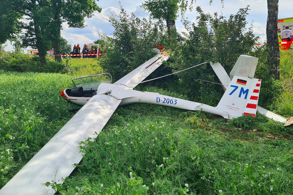 Bruchlandung mit Segelflugzeug: Augenzeugen helfen verletztem Piloten