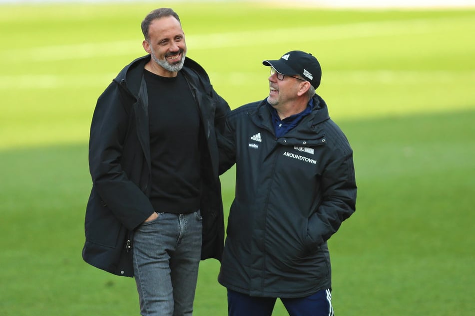 Union-Coach Urs Fischer (55, r.) hat nach dem 2:1-Sieg gegen den VfB Stuttgart gut Lachen und unterhält sich entspannt mit Gästetrainer Pellegrino Matarazzo (43).
