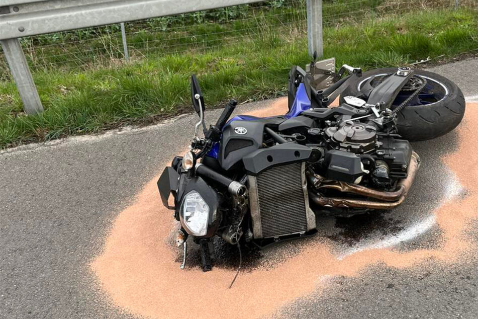 Tragischer Unfall: Mann (†25) kracht mit Motorrad in Leitplanke und stirbt