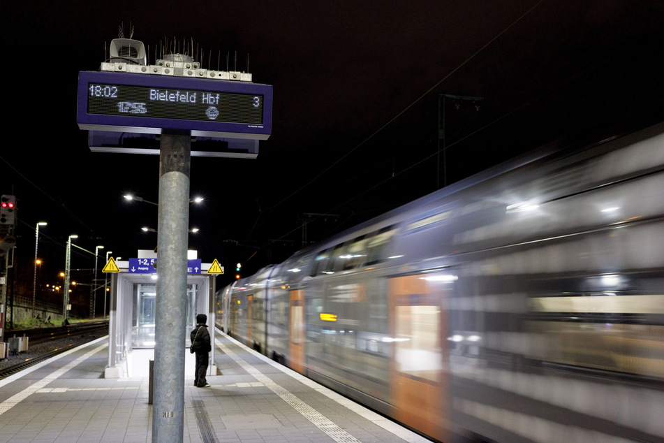 Neue Monitore an Bahnhöfen in NRW: Worauf sich Reisende jetzt freuen dürfen!