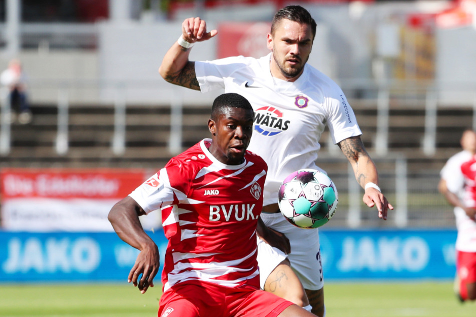 Leroy Kwadwo (24, l.), hier im Duell mit Aue-Torjäger Pascal Testroet (30), wird offenbar Dynamo Dresden verstärken.