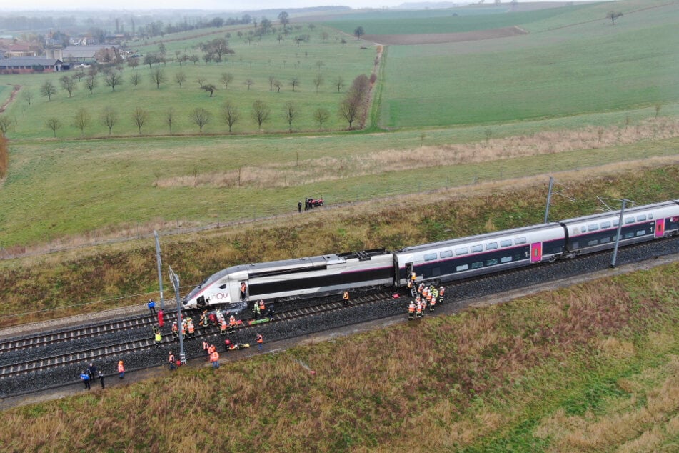 Ein teilweise entgleister TGV-Hochgeschwindigkeitszug liegt nördlich von Straßburg auf der Strecke nach Paris.