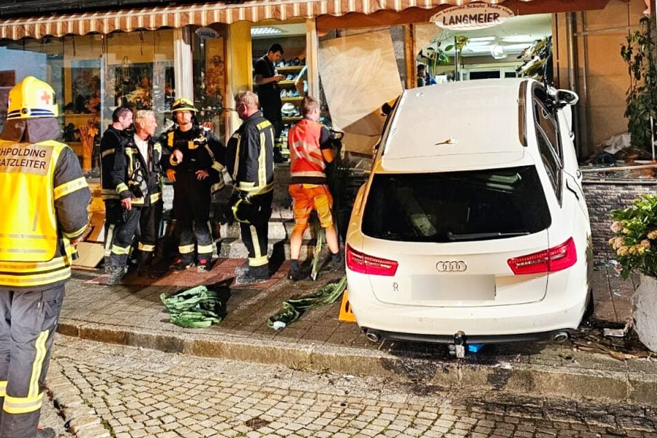 Am Mittwochabend ist mitten im bayerischen Ruhpolding eine Autofahrerin (56) mit ihrem Audi in ein Schuhgeschäft gekracht.