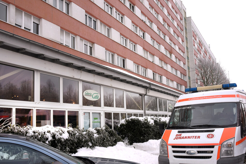 Im längsten Plattenbau Deutschlands haben am Samstag rund 300 über 80-Jährige im Auftrag des DRK von Mitarbeitern der Johanniter-Unfall-Hilfe ihre Corona-Schutzimpfung erhalten.