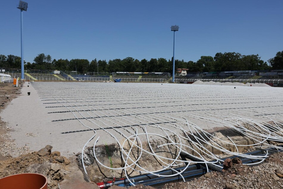 Anfang Juli sah es noch so im Bruno-Plache-Stadion aus. Die Installation der Rasenheizung nimmt viel Zeit in Anspruch.