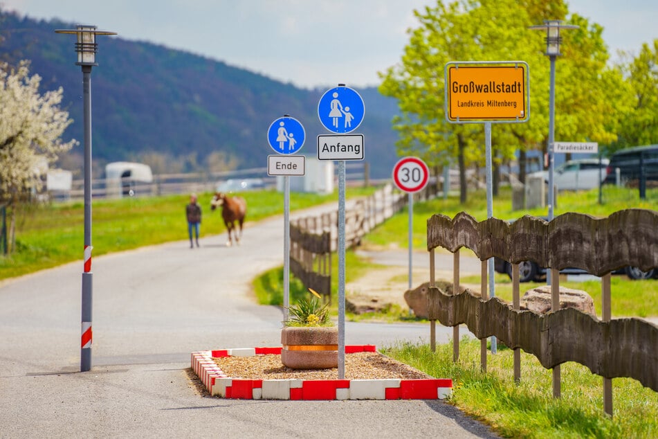 In Großwallstadt wurde ein neun Meter langer und 2,20 Meter breiter Fußweg gebaut, der Autos, Lastwagen und Motorräder ausbremsen soll.