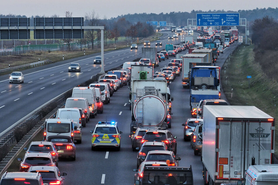 Nach einem Unfall auf der Autobahn Richtung Düsseldorf hatte sich ein langer Stau gebildet. (Symbolbild)