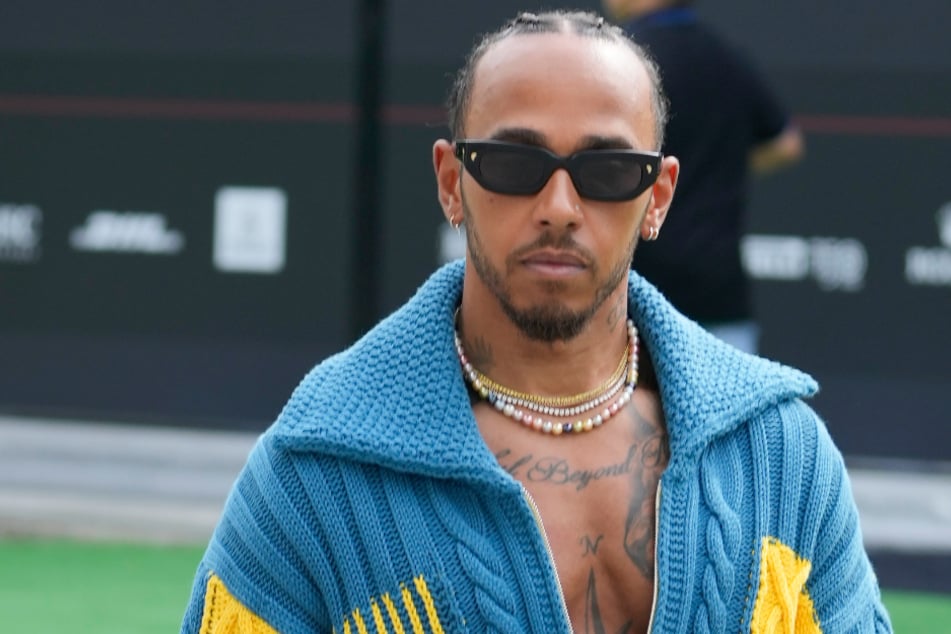 Lewis Hamilton (37) fällt gerne mit extravaganter Kleidung auf. Für sein Nasenpiercing muss sein Team nun blechen.