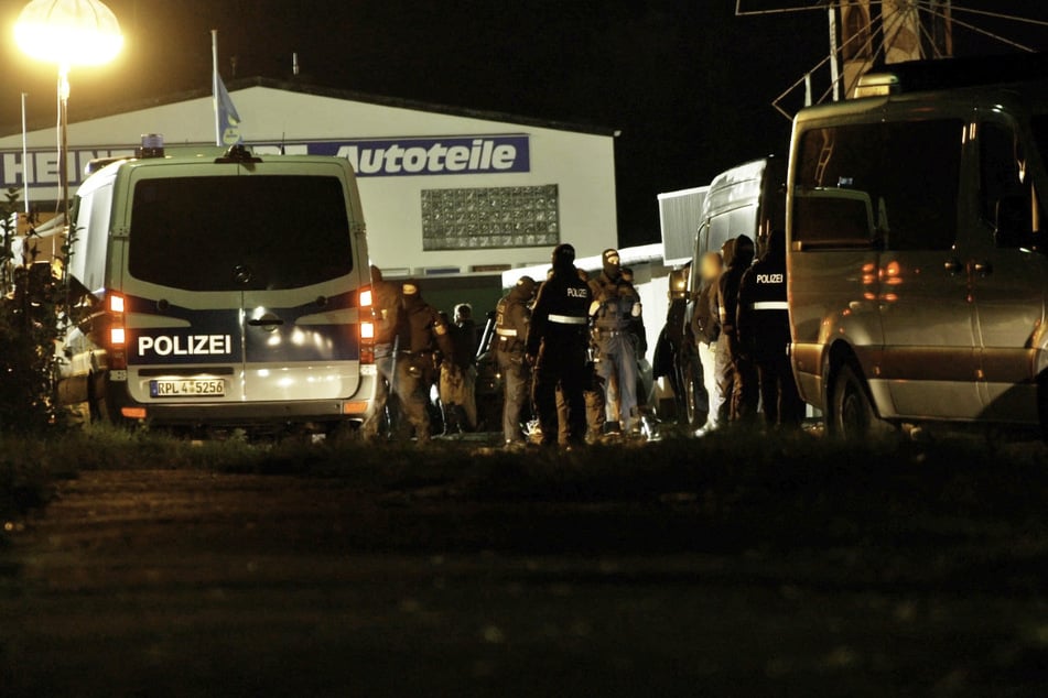 In der Nacht zum heutigen Samstag löste die Polizei ein von Rechtsextremen veranstaltetes Kampfsport-Event in Hachenburg auf. Mehr als 200 Einsatzkräfte waren vor Ort.