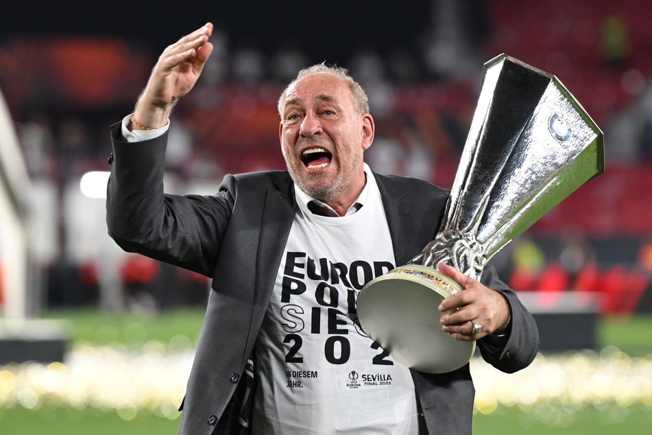 In seiner langen Amtszeit als Präsident erlebte Fischer viele Höhen und Tiefen. Der sportlich größte Erfolg für ihn war wohl zweifelsohne der Gewinn der Europa League im Jahr 2022.