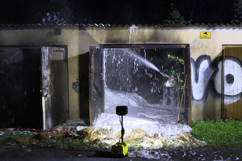 In Leipzig-Holzhausen brannte am späten Montagabend eine Garage.