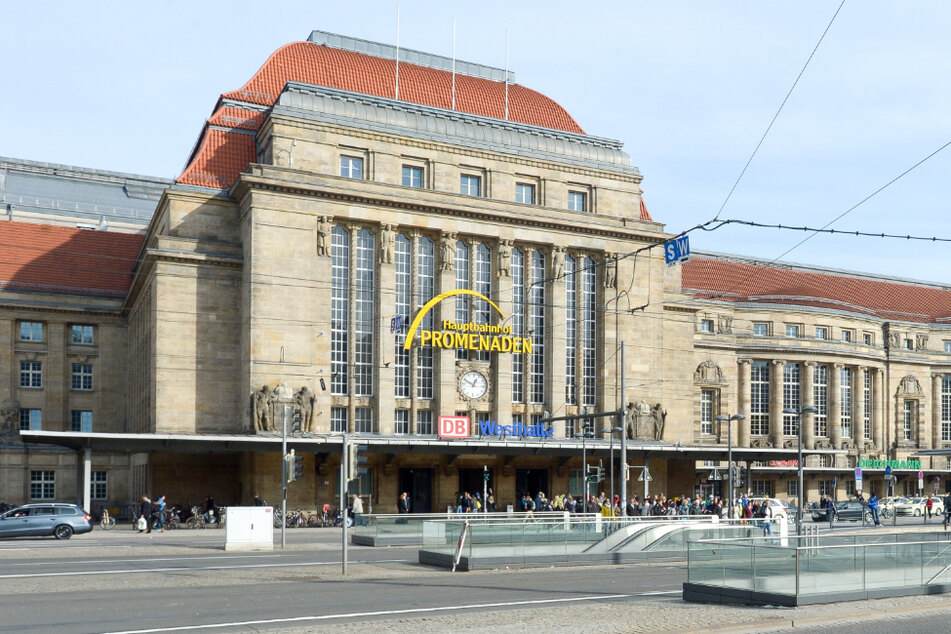 An der Westseite des Leipziger Hauptbahnhofs trat ein Duo am Mittwoch gegen einen Streifenwagen. (Archivbild)