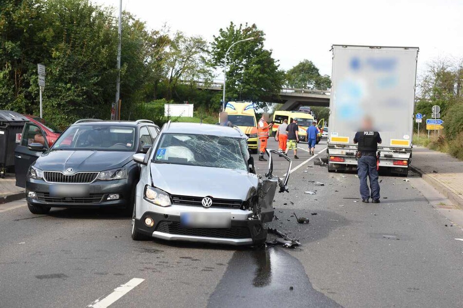Auf der B175 in Döbeln krachte am Mittwochmorgen ein VW mit einem Laster zusammen.