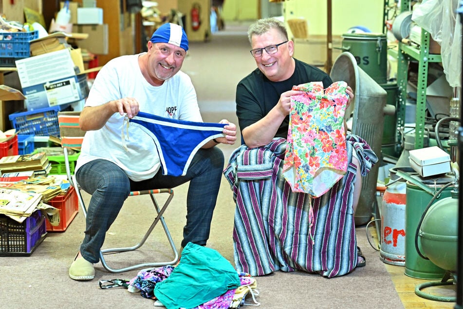 Badehose, Badekappe, Bademantel, Badeanzug - Thomas Böttcher (60, l.) und Conny Kaden (62) haben im DDR-Museum alles für einen Strandurlaub rausgesucht.