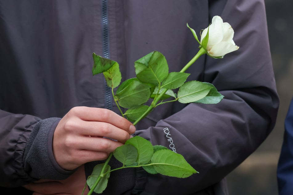 Besucher legten viele weiße Rosen ab.
