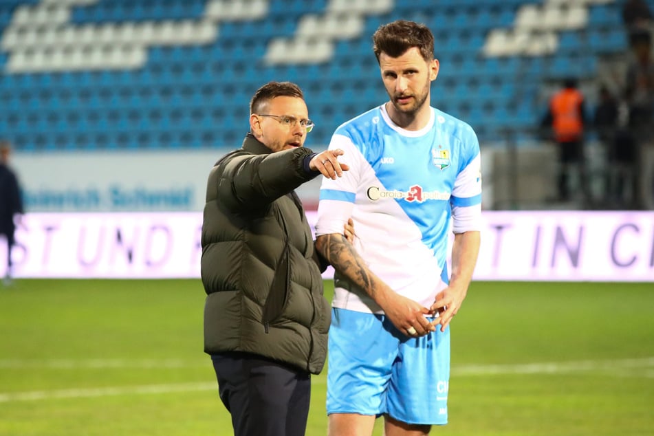 Sportdirektor Chris Löwe (36, l.) konnte sich zumindest auf Sturm-Routinier Dejan Bozic (32) verlassen, der mit sieben Treffern lieferte.