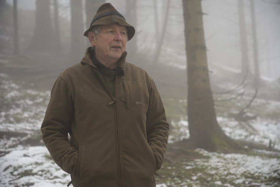 Berufsjäger Sepp Hoheneder rät im Wald zur Vorsicht.