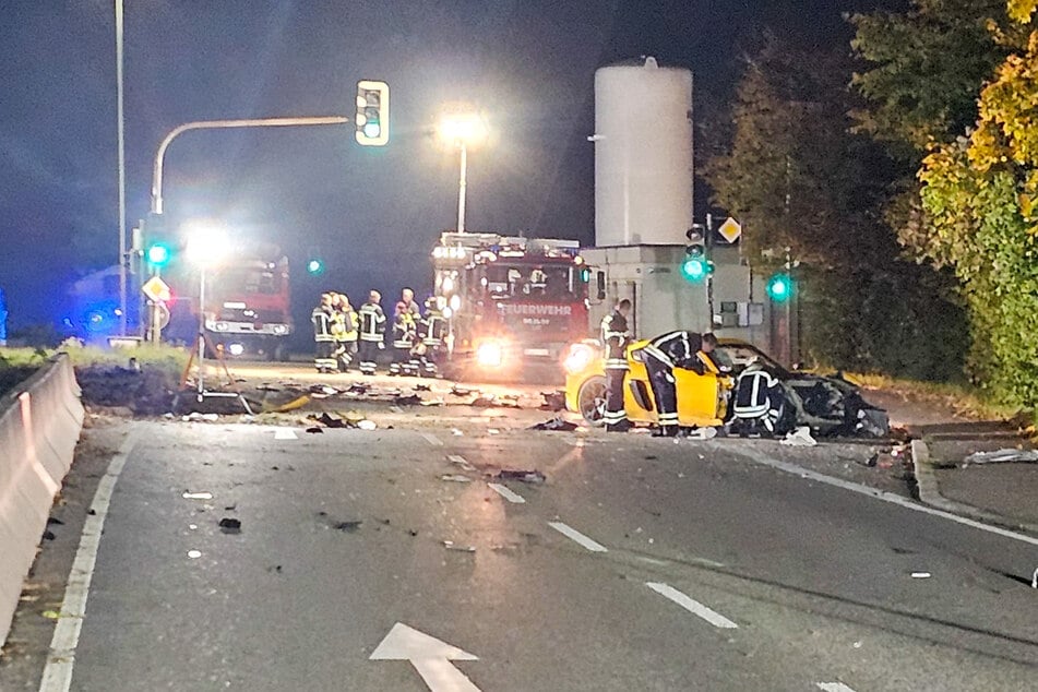 Drei Menschen wurden bei dem Unfall verletzt, einer von ihnen schwebt derzeit in Lebensgefahr.