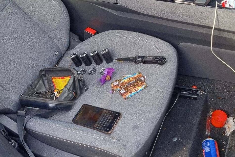 Die Polizei stellte neben den Drogen noch ein Einhandmesser sowie Werbesticker für einen illegalen Drogen-Lieferservice sicher.