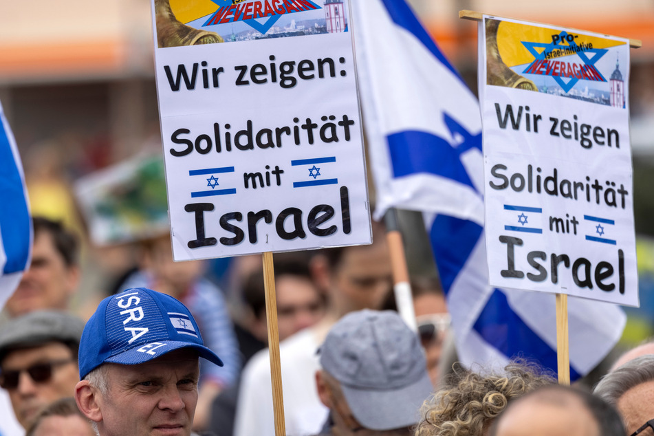Auf dem Kölner Heumarkt haben sich am Sonntag mehrere hundert Menschen zu einer Solidaritätskundgebung für Israel versammelt.