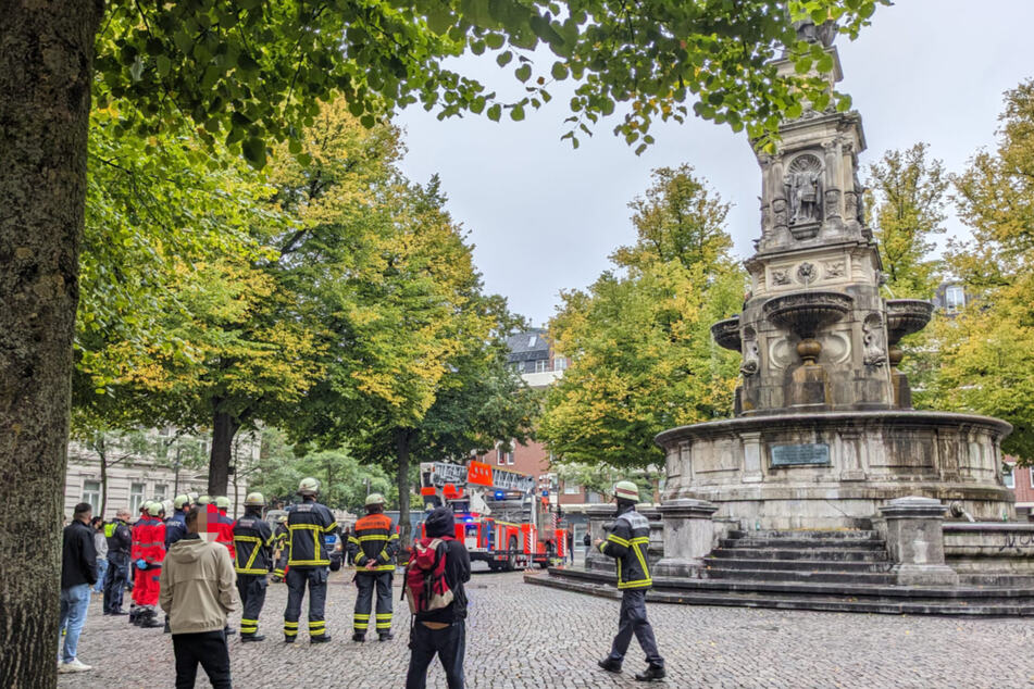 Etliche Rettungskräfte stehen am Hansabrunnen bereit.