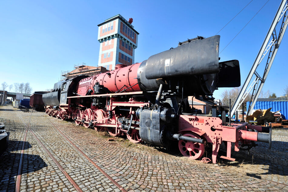 Mit einer Länge von knapp 23 Metern und einem Gewicht von 142 Tonnen ist die alte Dampflok nicht zu übersehen.