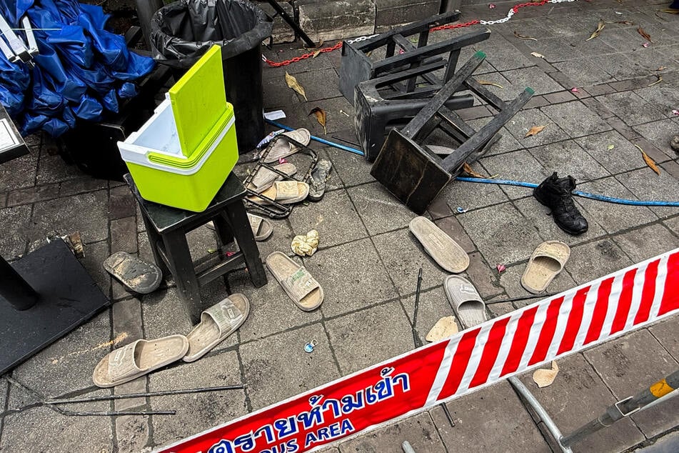 Badelatschen liegen nach einem Brand vor dem Lokal Rong Beer Na Ladprao verstreut.