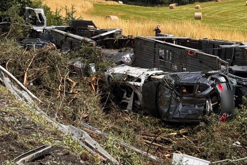 Unfall A72: Heftiger Unfall auf A72 in Sachsen: Auto-Laster stürzt Abhang hinab