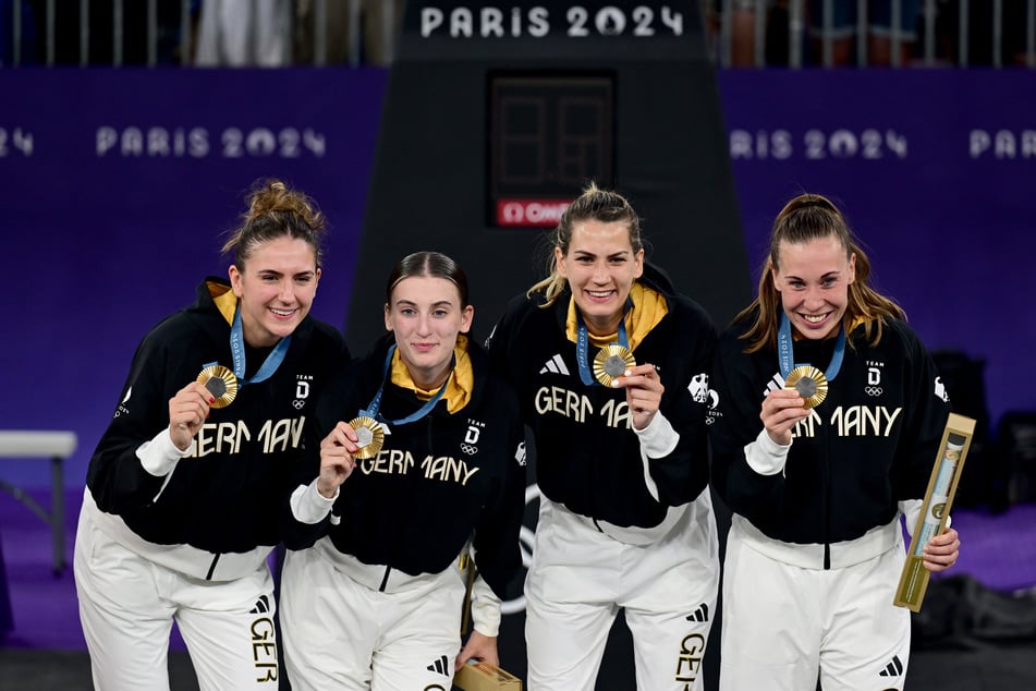 Marie Reichert, Elisa Mevius, Sonja Greinacher und Svenja Brunckhorst (v.l.) holten in Paris Olympia-Gold im 3x3-Basketball.