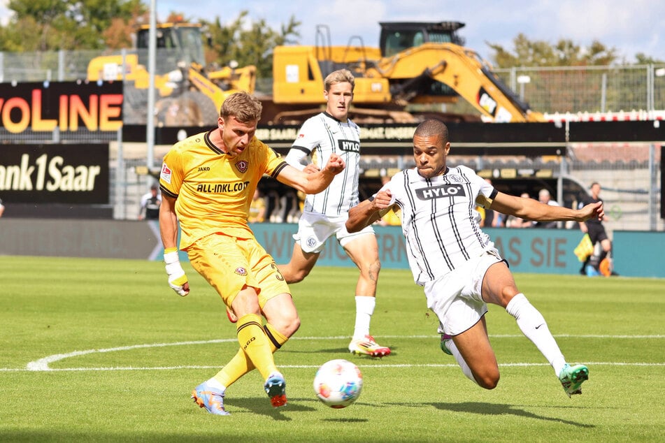 Sein dritter Saisontreffer: Nach einem Sprint übers halbe Feld zog Christoph Daferner (27, l.) vor Jan Gyamerah (30) und traf zum 1:0.