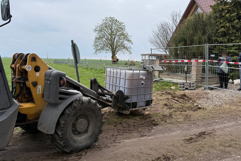 Nachdem der Zaun am Montag von Demonstranten gestürmt wurde, wird dieser nun mit Wasserbehältern verstärkt.