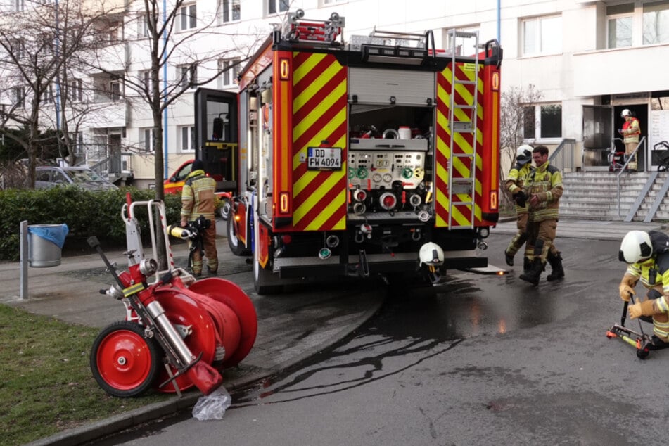 Dresden: Kinderwagen brennt lichterloh, Flammen greifen auf Hausflur über