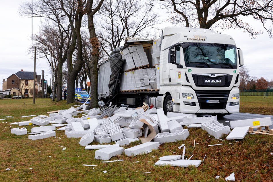 Der Träger des Lastwagens war nach dem Unfall so sehr beschädigt, dass die Ware (Styroporverpackungsmaterial) umgeladen werden musste.