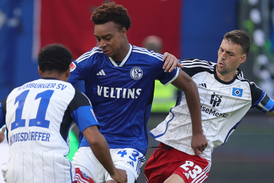 HSV-Sechser Jonas Meffert (28, r.) hat verraten, was sich beim Aufwärmen vor dem Spiel gegen Schalke bei ihm persönlich geändert hat.