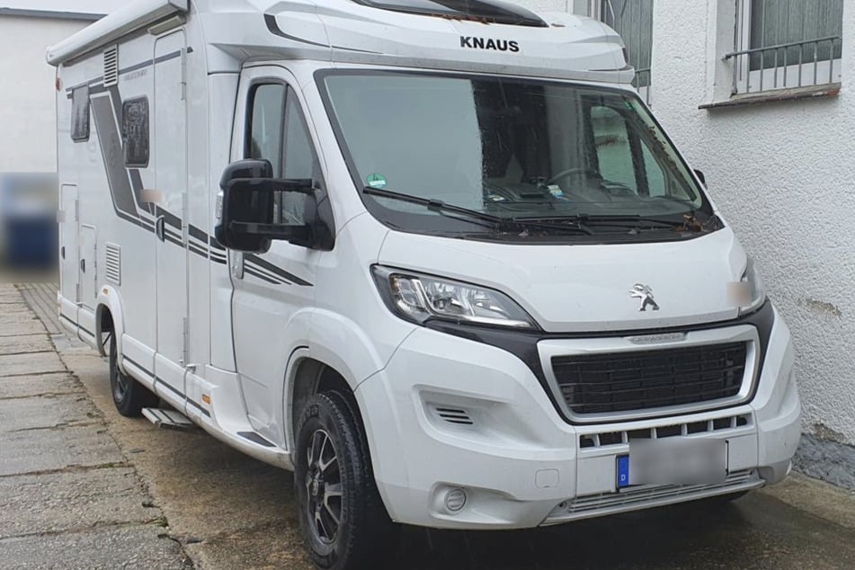 Mit diesem Wohnmobil sollen Flüchtlinge geschleust worden sein.