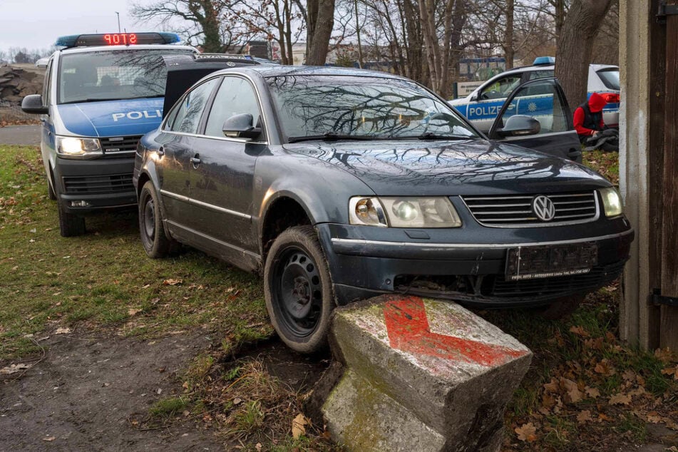 Bei der Verfolgung kam es zu einer Kollision mit dem Streifenwagen, der an der Verfolgung beteiligt war.