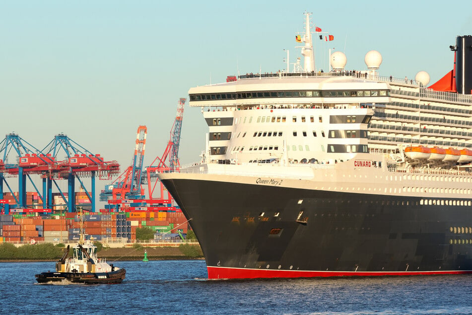 Die "Queen Mary 2" läuft um 7 Uhr morgens im Hamburger Hafen ein. (Archivbild)