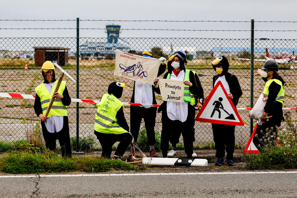 Aktivisten in Pinguin-Kostümen blockieren Flughafen Sylt