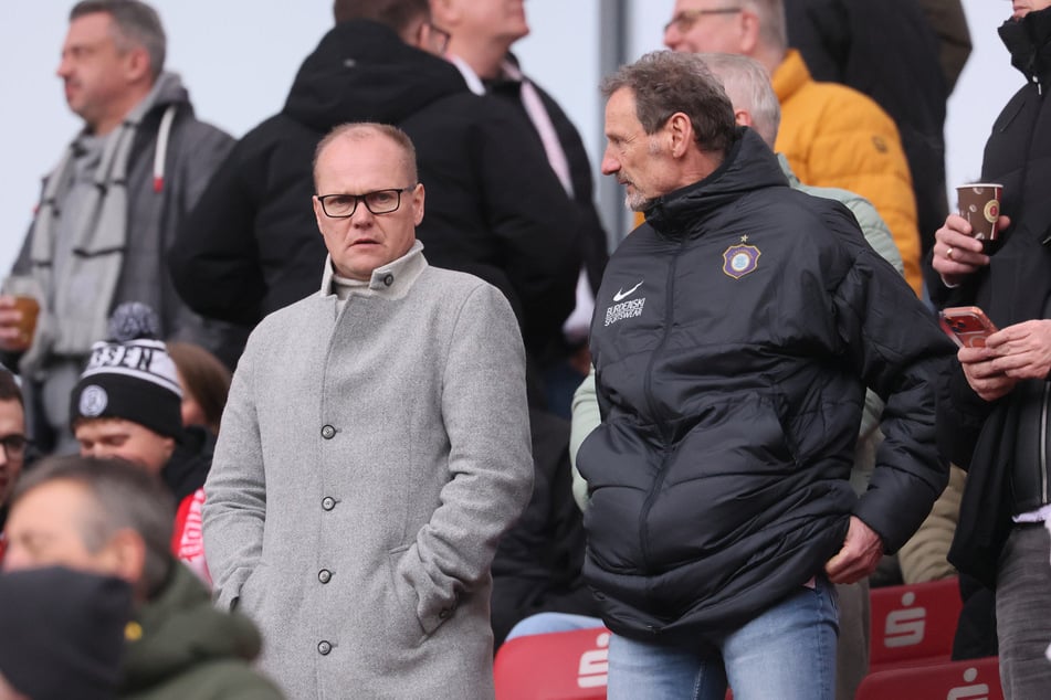 Die Vereinsführung um Präsident Thomas Schlesinger (53, l.) und Sportvorstand Jens Haustein (58) steht unter Druck.