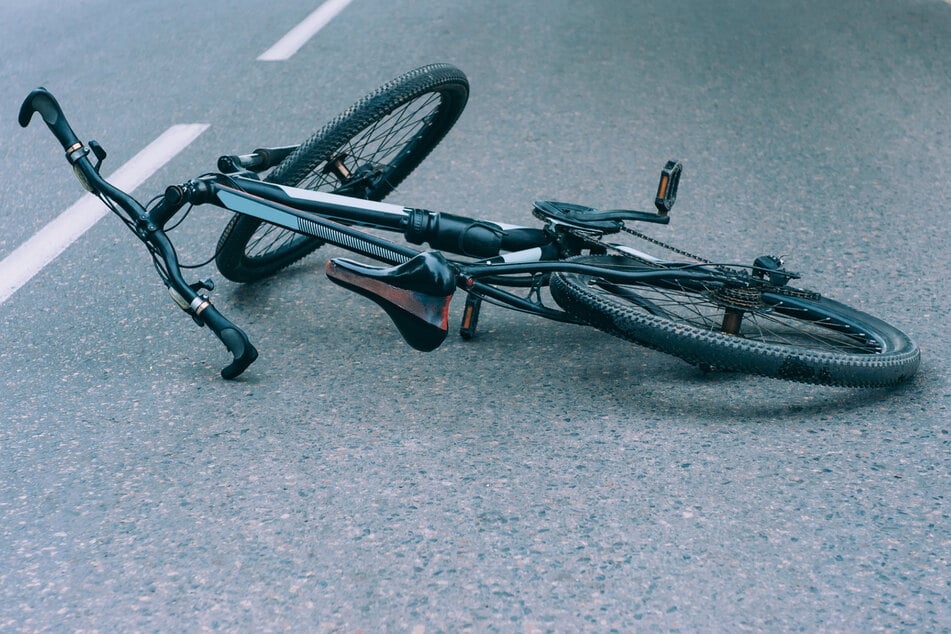 In Magdeburg wurde ein Kind auf einem Fahrrad von einem Auto erfasst. (Symbolbild)