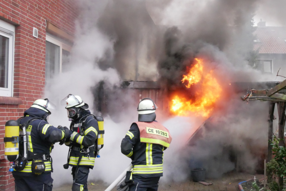 Am Donnerstag hat eine Garage in Celle lichterloh gebrannt. Die Feuerwehr löschte die Flammen, eine Person wurde jedoch verletzt.