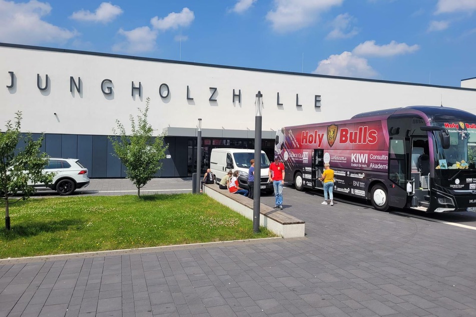 Der Bus ist in Meckenheim (Nordrhein-Westfalen) angekommen.
