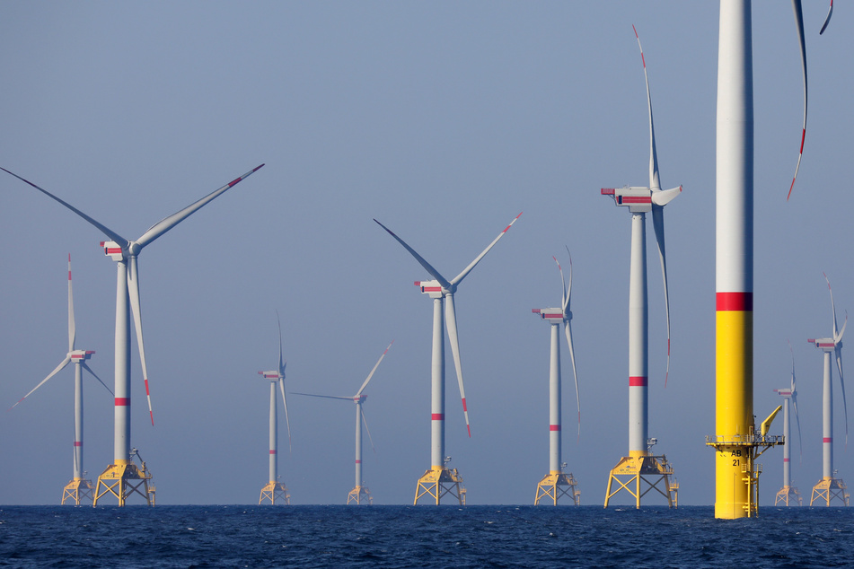 Windräder des Windparks "Wikinger" in der Ostsee vor Rügen drehen sich.