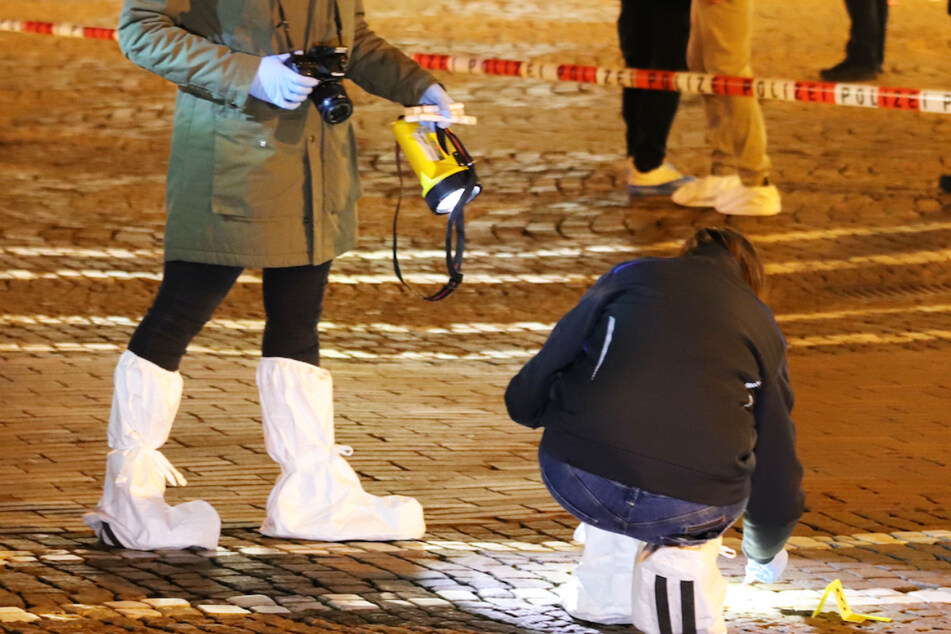 Nach der blutigen Messer-Attacke führte die Polizei auf dem Darmstädter Luisenplatz diverse Maßnahme zur Spurensicherung durch.