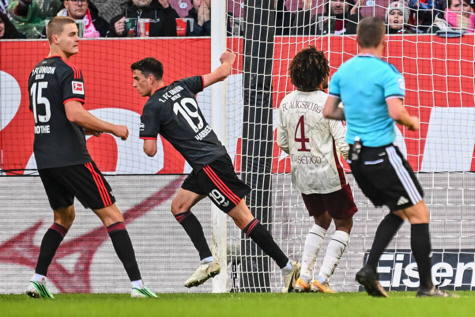 Janik Haberer (2.v.l.) hat den Ball zum Ausgleich über die Linie gestochert.