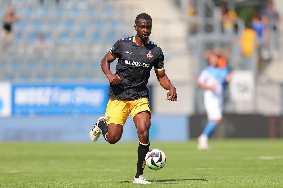 Dennis Duah (21) im Dynamo-Trikot. Das Bild stammt aus einem Testspiel.