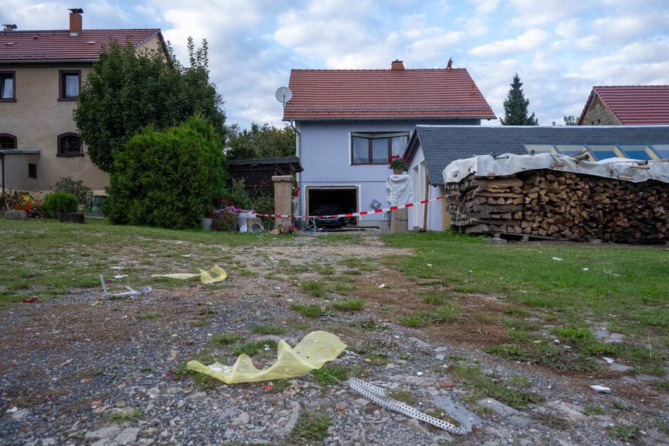 Trümmerteile flogen weit durch die Luft.