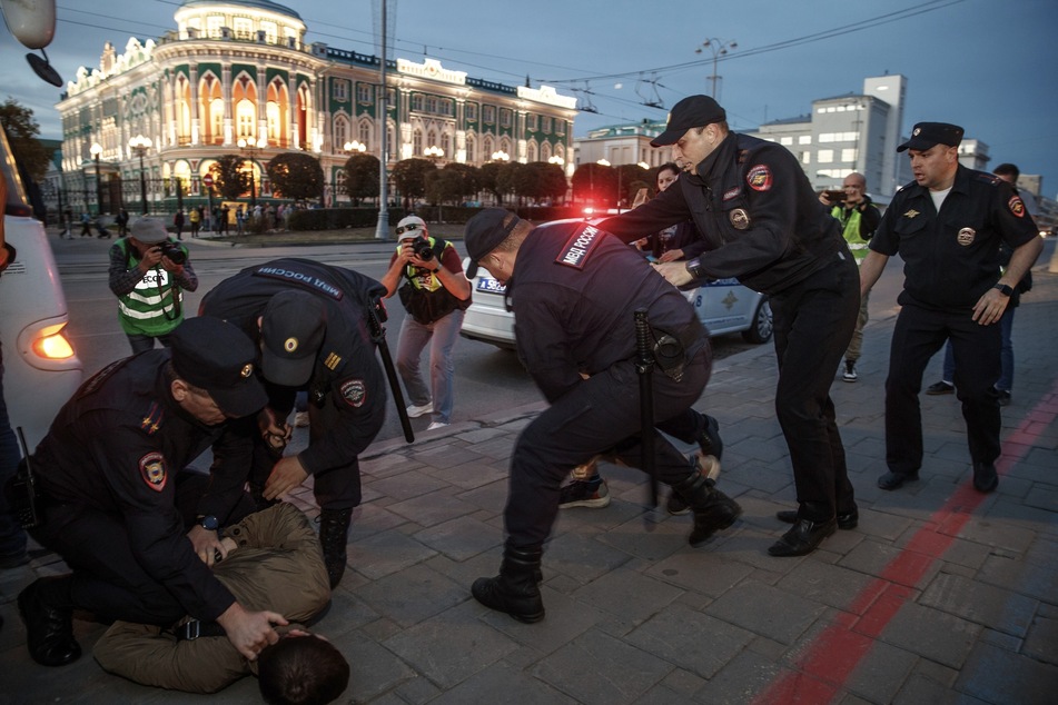 Polizisten halten Demonstranten während einer Demonstration in Jekaterinburg gegen die Anordnung einer Teilmobilisierung der Streitkräfte fest. Der russische Präsident Putin hat mit sofortiger Wirkung eine Teilmobilisierung von Reservisten in Russland angeordnet.