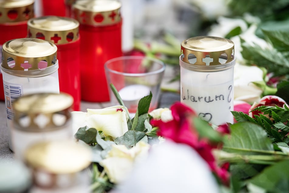 Kerzen, Plüschtiere und Blumen erinnern an die jungen Opfer der mutmaßlichen Gewalttat.